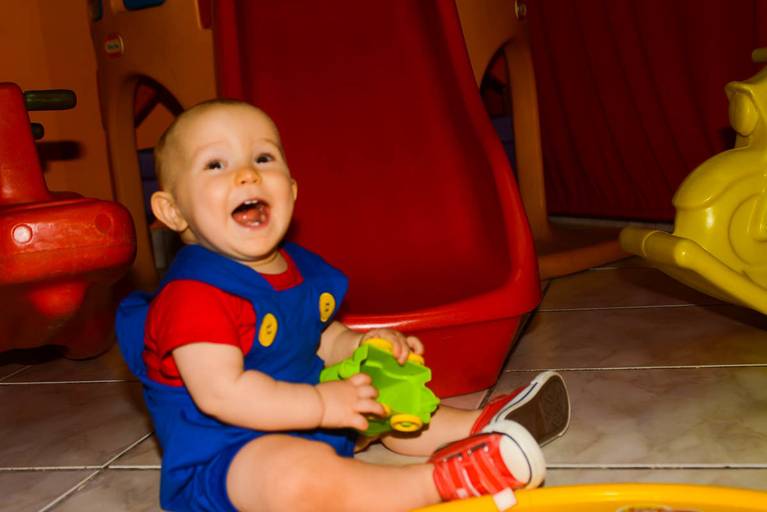 Bebê de 1 aninho durante Festa Infantil do Super Mario Bros na casa de festa Arca dos Sonhos em Laranjeiras no Rio de Janeiro