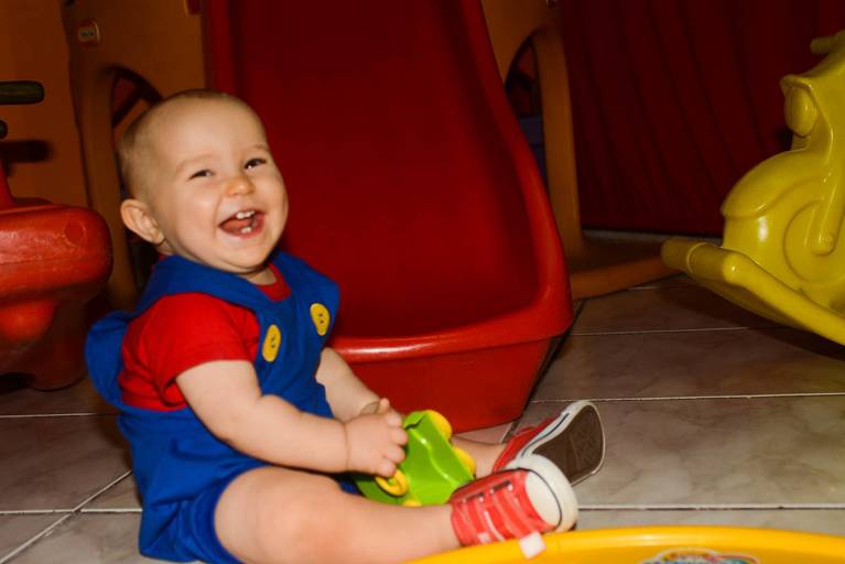Bebê de 1 aninho durante Festa Infantil do Super Mario Bros na casa de festa Arca dos Sonhos em Laranjeiras no Rio de Janeiro