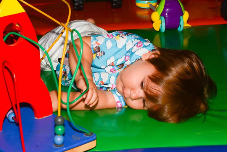 Bebê de 1 aninho brincando no chão na Casa X Recreio no Rio de Janeiro 