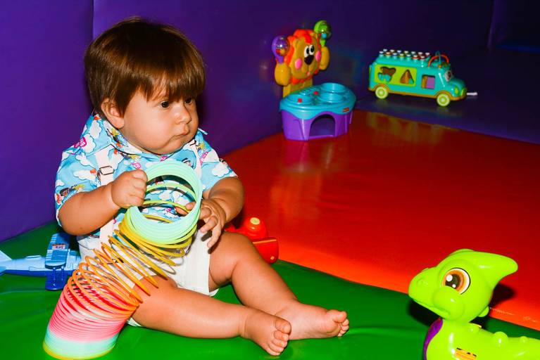 Bebê de 1 aninho brincando no chão na Casa X Recreio no Rio de Janeiro 