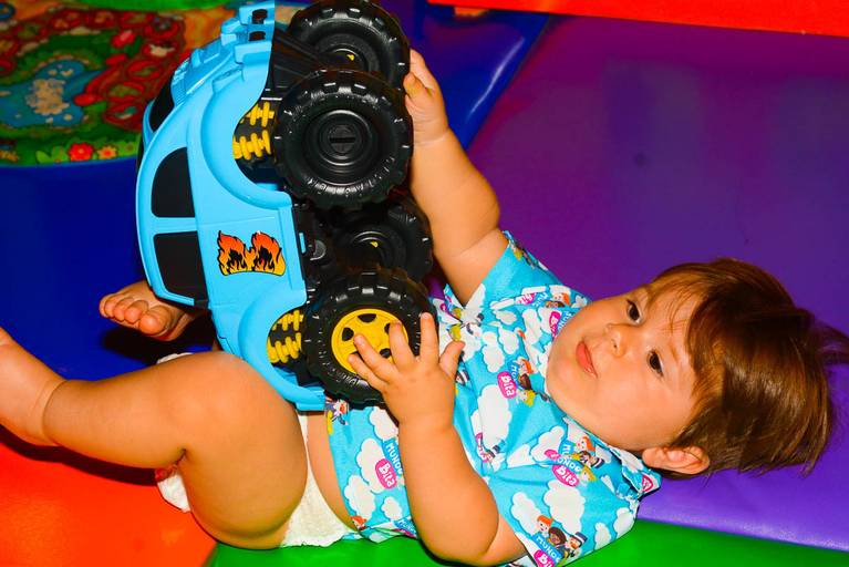 Bebê de 1 aninho brincando no chão na Casa X Recreio no Rio de Janeiro 