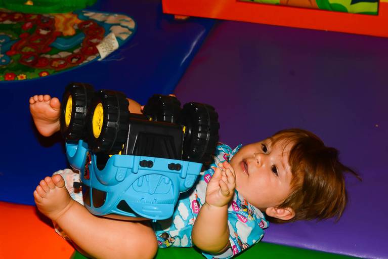 Bebê de 1 aninho brincando no chão na Casa X Recreio no Rio de Janeiro 
