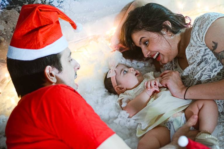 Pais com Bebê de 7 meses  em Ensaio de Natal em Estúdio na Barra da Tijuca Rio de Janeiro 