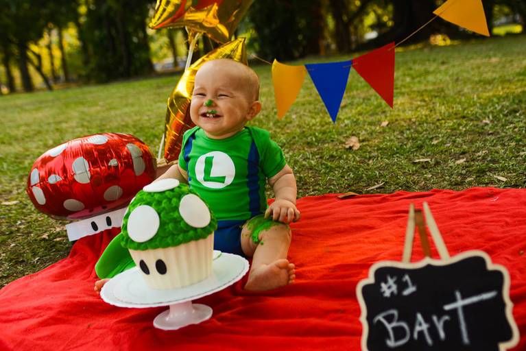 Bebê de um aninho vestido de Luigi do Super Mario Bros em Smash The Cake no Aterro do Flamengo no Rio de Janeiro