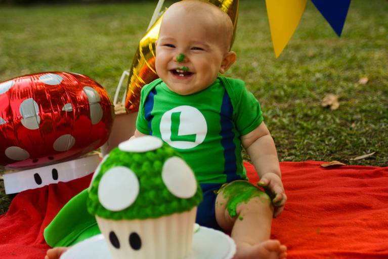 Bebê de um aninho vestido de Luigi do Super Mario Bros em Smash The Cake no Aterro do Flamengo no Rio de Janeiro