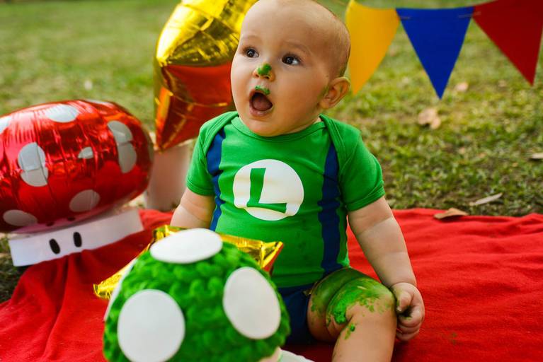 Bebê de um aninho vestido de Luigi do Super Mario Bros em Smash The Cake no Aterro do Flamengo no Rio de Janeiro