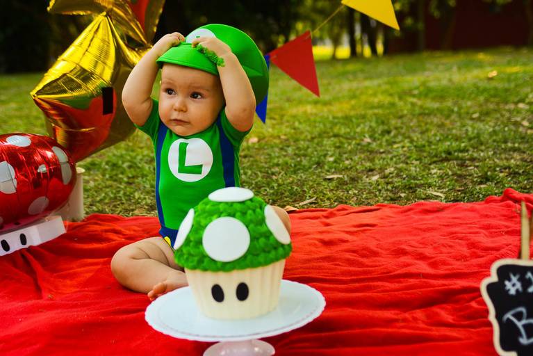 Bebê de um aninho vestido de Luigi do Super Mario Bros em Smash The Cake no Aterro do Flamengo no Rio de Janeiro