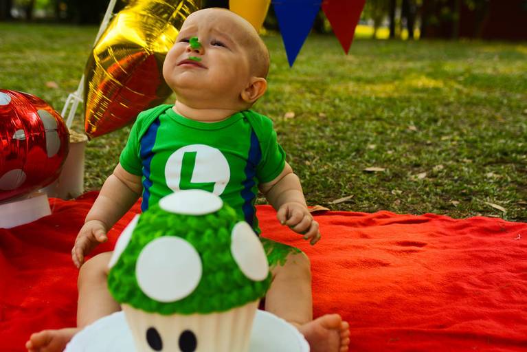 Bebê de um aninho vestido de Luigi do Super Mario Bros em Smash The Cake no Aterro do Flamengo no Rio de Janeiro