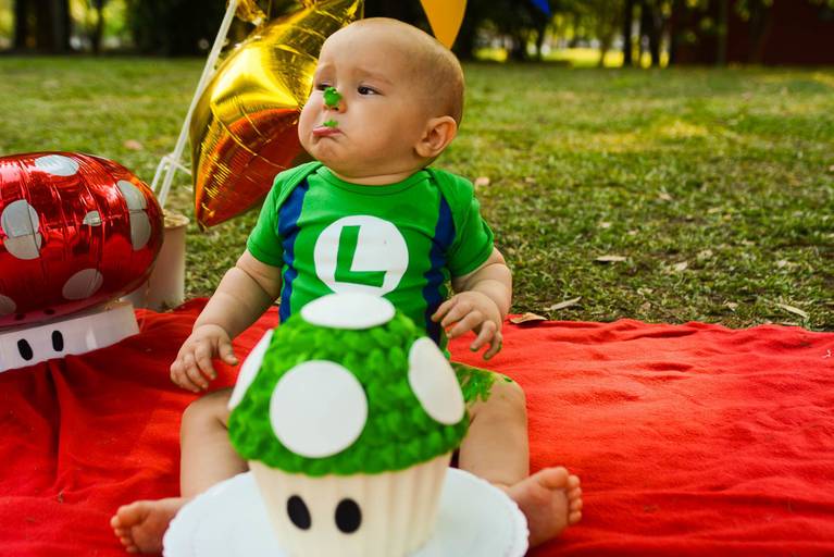 Bebê de um aninho vestido de Luigi do Super Mario Bros em Smash The Cake no Aterro do Flamengo no Rio de Janeiro