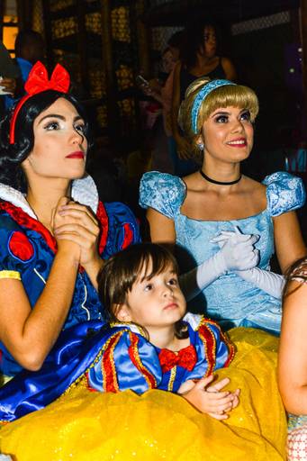 Festa Infantil Personagens Vivos Cinderella e Branca de Neve -  Princesas da Disney  Lacinho Personagens - Quintal Festas em Botafogo no Rio de Janeiro 