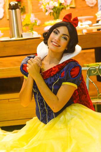 Festa Infantil Personagens Vivos Cinderella e Branca de Neve -  Princesas da Disney  Lacinho Personagens - Quintal Festas em Botafogo no Rio de Janeiro 