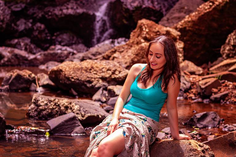 Modelo de saia com joelho à mostra olhando para o curso d'água