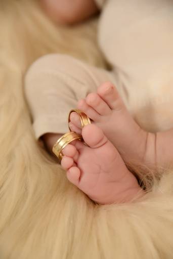 Pezinho de bebe com aliança. Ensaio newborn tatuape
