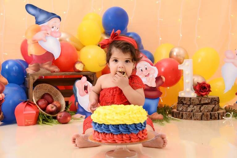 Ensaio smash the cake tatuape, ensaio um ano com bolo, smash the cake tematico, ensaio menina, smash the cake karol endrigue, smash the cake branca de neve, smash the cake cores suaves, smash the cake minimalista menina