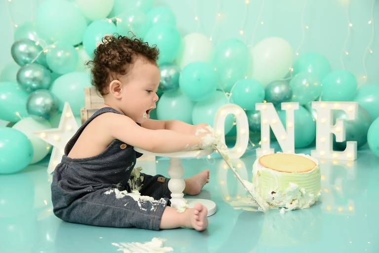 Criança jogando bolo no chão 