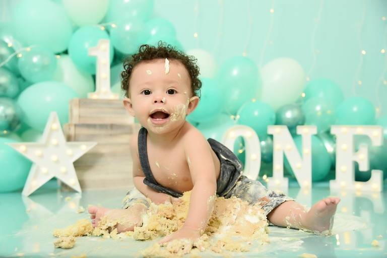 Esmagando o bolo, ensaio um ano. 