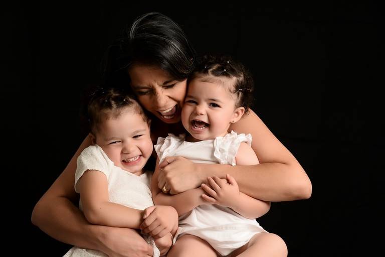 Ensaio familia, mãe e filhas, ensaio fundo preto