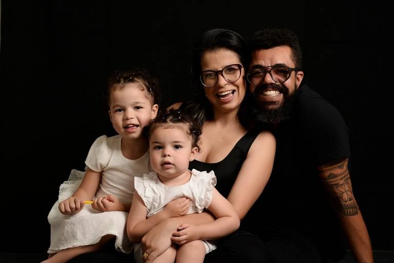 Ensaio familia fundo preto estudio