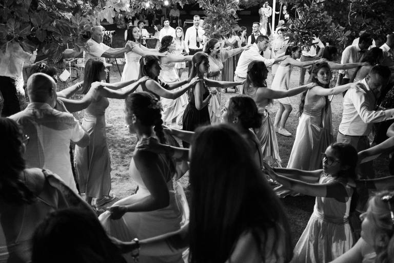 Noivos a dançar na festa do casamento