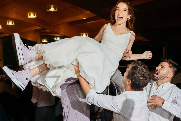 Noiva a ser jogada ao ar