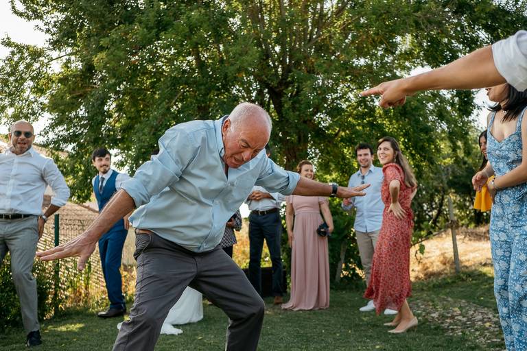 Avô da noiva a dançar