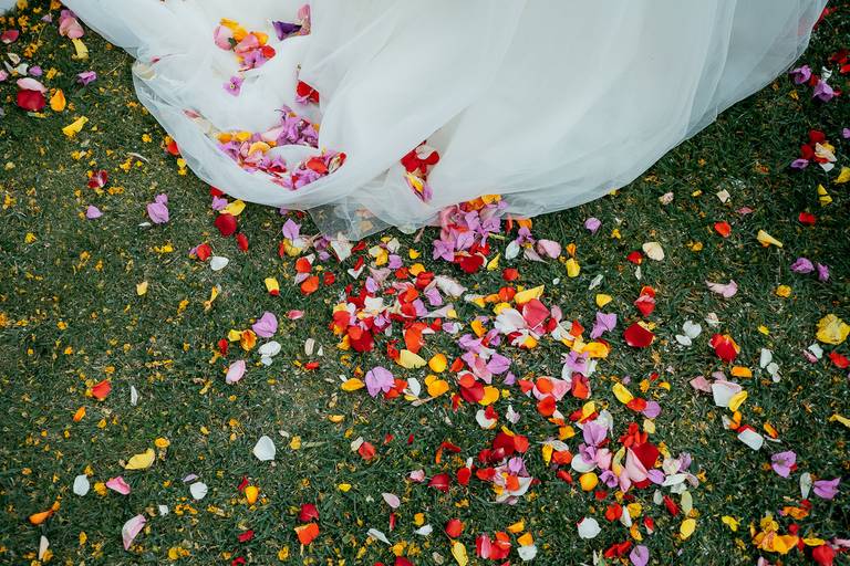 Vestido de noiva e pétalas