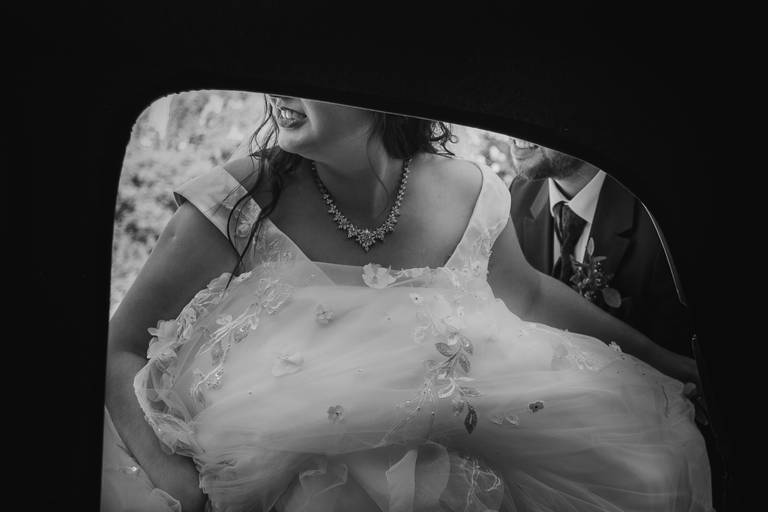 Noivos a entrarem no carro