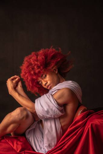 Henrique em ensaio individual com fundo preto, realizado no estúdio da Etec de Artes, localizado na região de São Paulo Capital.