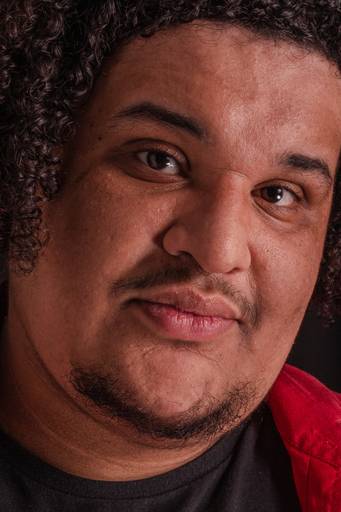 Lucas em ensaio individual com fundo preto, realizado no estúdio da Etec de Artes, localizado na região de São Paulo Capital.