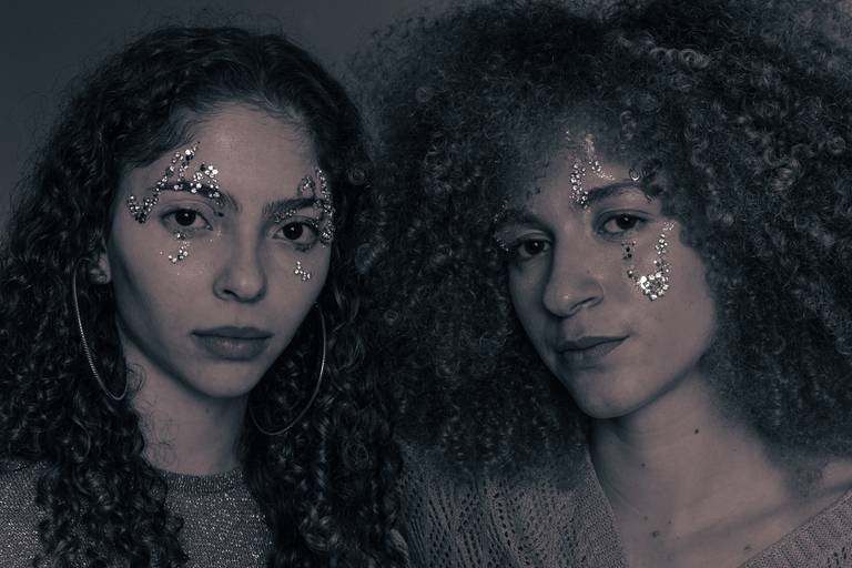 Geovanna e Lariane em ensaio, realizado no estúdio da Etec de Artes, localizado na região de São Paulo Capital.