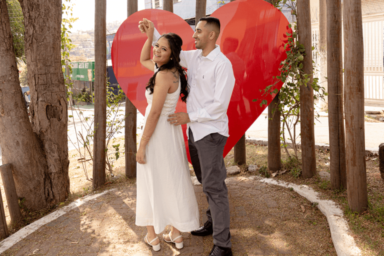 barbara-sorrindo-com-flores-buque-marido-casamento-no-civil-interior-de-sao-paulo.