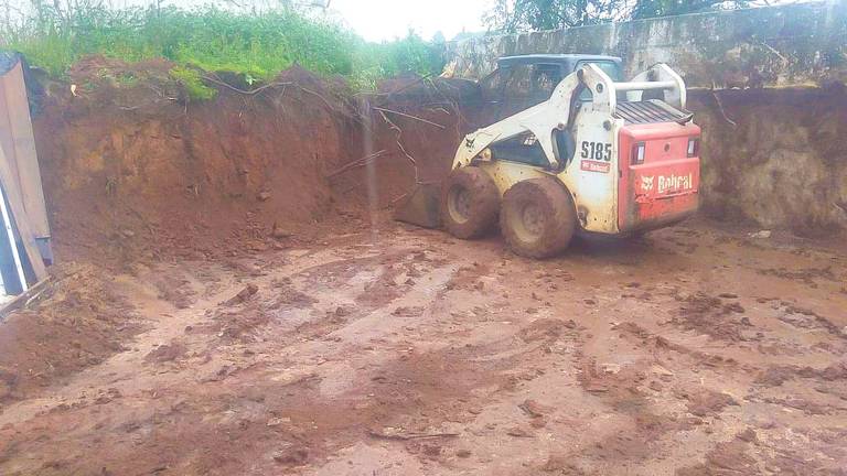 Terraplanagem com pequenos tratores indicado para áreas urbanas 