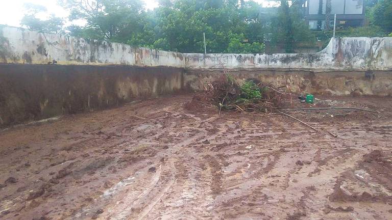 Terraplanagem com pequenos tratores indicado para áreas urbanas 