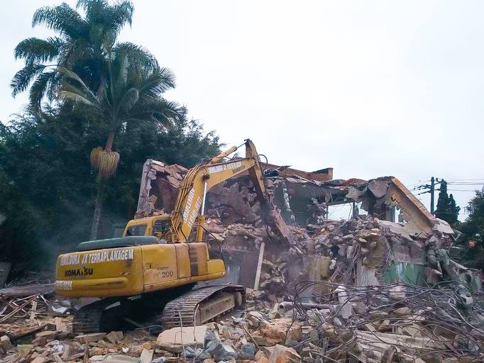 Prédio escolar sendo demolido para contusão de nova empresa 