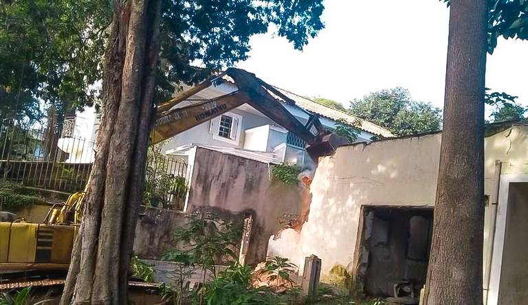 demolição mecânica de casas 