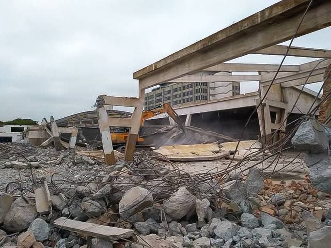 barracões empresariais sendo demolidos para construção de nova estrutura empresarial 