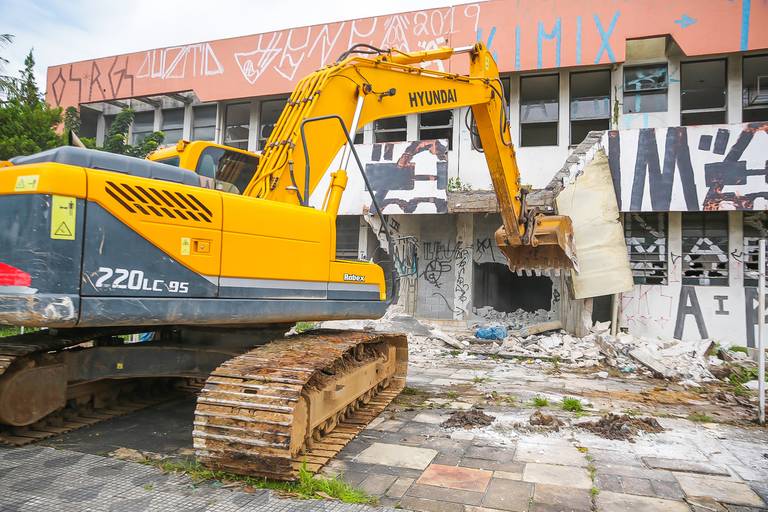 Maquina de esteira para demolição de prédios antigos 