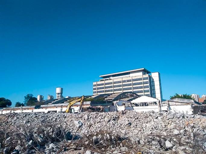 Demolição de grande áreas residenciais 