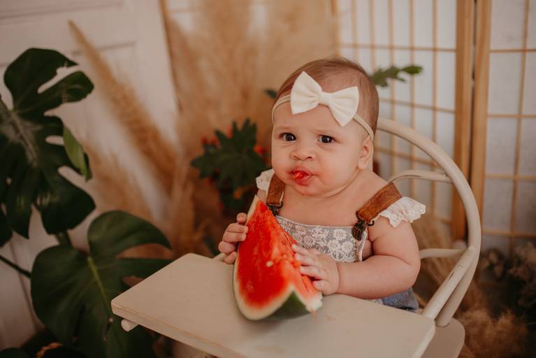 ensaio com bebê na cadeirinha com frutinhas e melancia, fotografa de bebes em campo grande, ensaio de criança,