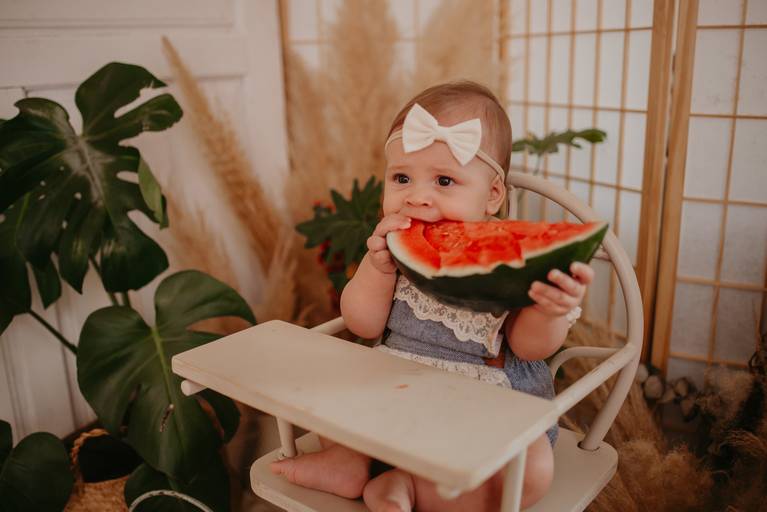 ensaio com bebê na cadeirinha com frutinhas e melancia, fotografa de bebes em campo grande, ensaio de criança,