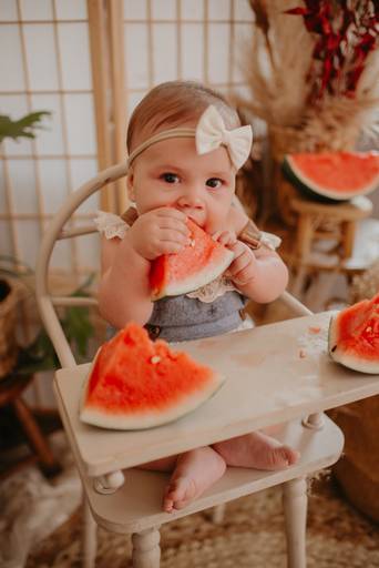 ensaio com bebê na cadeirinha com frutinhas e melancia, fotografa de bebes em campo grande, ensaio de criança,