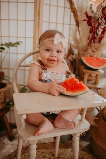 ensaio com bebê na cadeirinha com frutinhas e melancia, fotografa de bebes em campo grande, ensaio de criança,