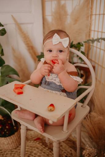 ensaio com bebê na cadeirinha com frutinhas e melancia, fotografa de bebes em campo grande, ensaio de criança,