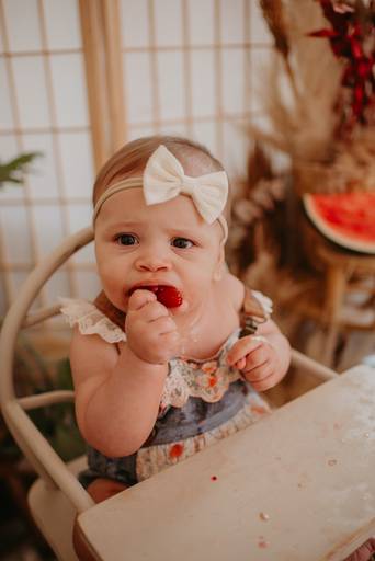 ensaio com bebê na cadeirinha com frutinhas e melancia, fotografa de bebes em campo grande, ensaio de criança,