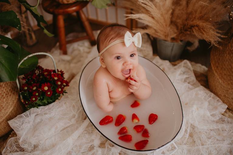ensaio com bebê na cadeirinha com frutinhas e melancia, fotografa de bebes em campo grande, ensaio de criança,