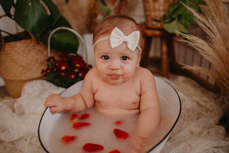 ensaio com bebê na cadeirinha com frutinhas e melancia, fotografa de bebes em campo grande, ensaio de criança,