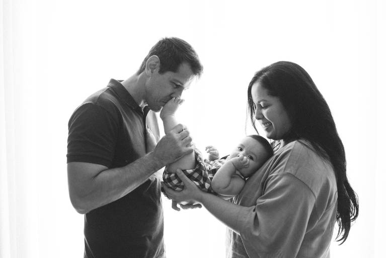 ensaio com bebê na cadeirinha com frutinhas e melancia, fotografa de bebes em campo grande, ensaio de criança,