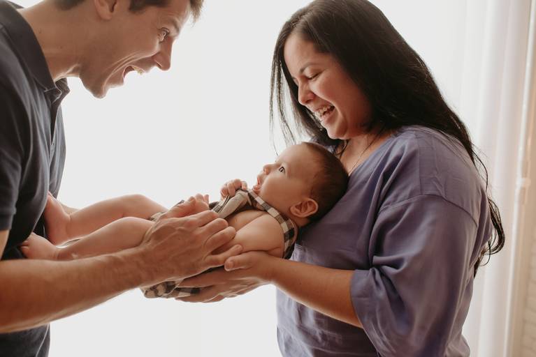 ensaio com bebê na cadeirinha com frutinhas e melancia, fotografa de bebes em campo grande, ensaio de criança,