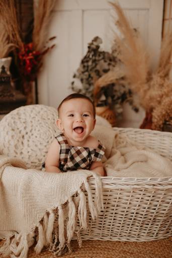 ensaio com bebê na cadeirinha com frutinhas e melancia, fotografa de bebes em campo grande, ensaio de criança,