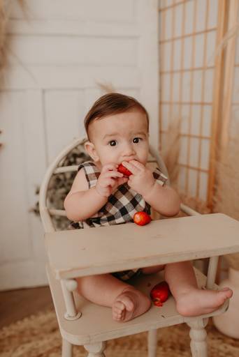 ensaio com bebê na cadeirinha com frutinhas e melancia, fotografa de bebes em campo grande, ensaio de criança,
